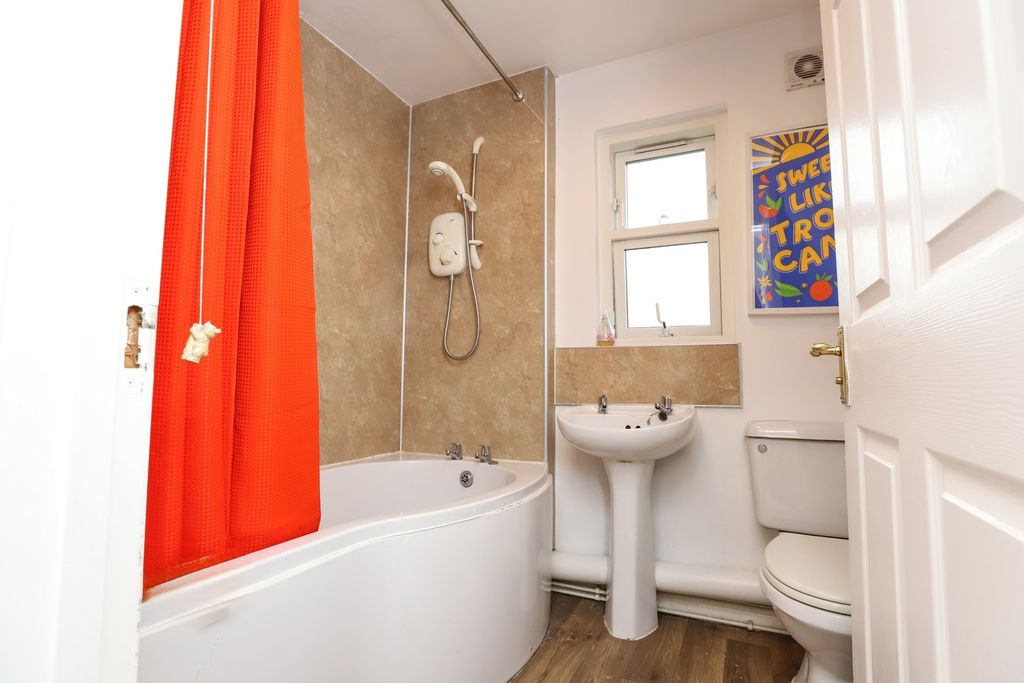 Property photo 3 of 21 Bathroom