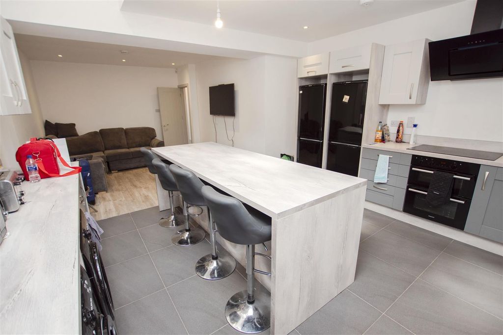 Property photo 3 of 15 Approach