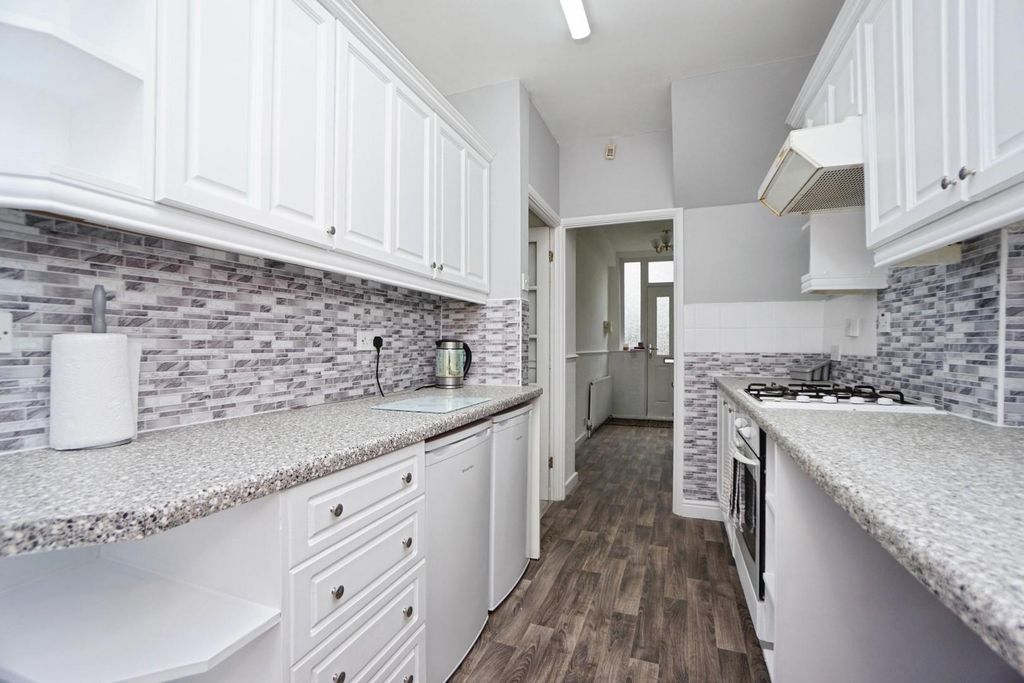 Property photo 3 of 25 Kitchen