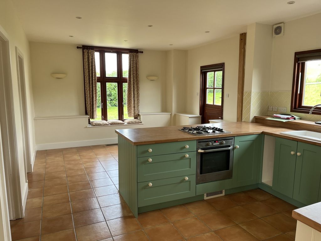 Property photo 3 of 19 Kitchen