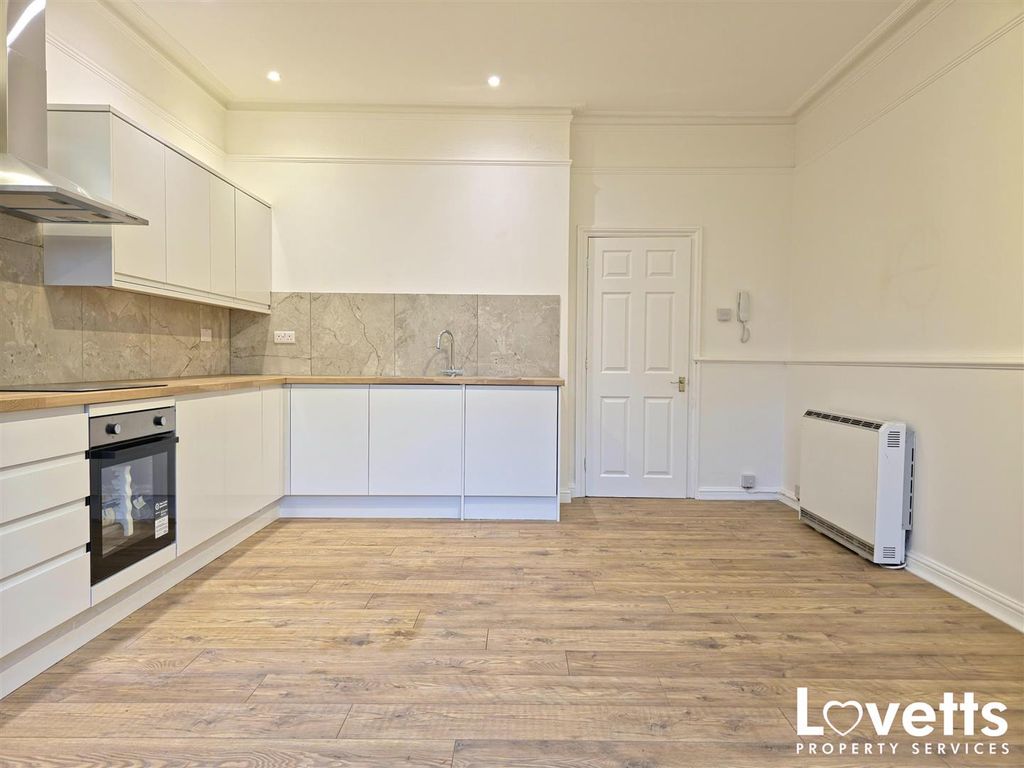 Property photo 3 of 8 Living Room/Kitchen