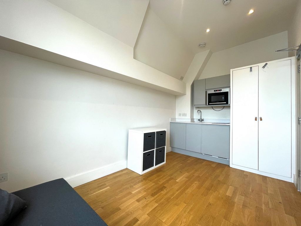 Property photo 3 of 6 Photo 6