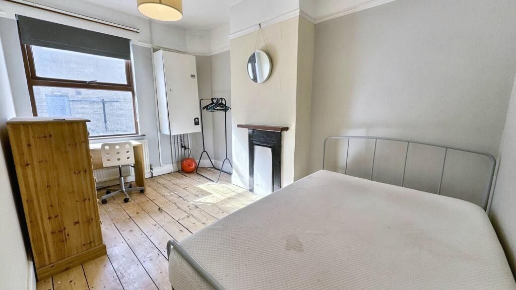 Property photo 3 of 15 Bright And Airy Double Bedroom Featuring A Comfort...