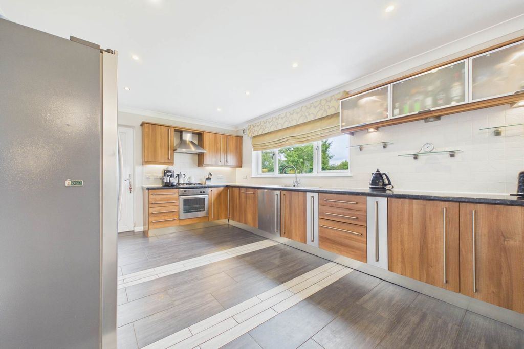 Property photo 2 of 32