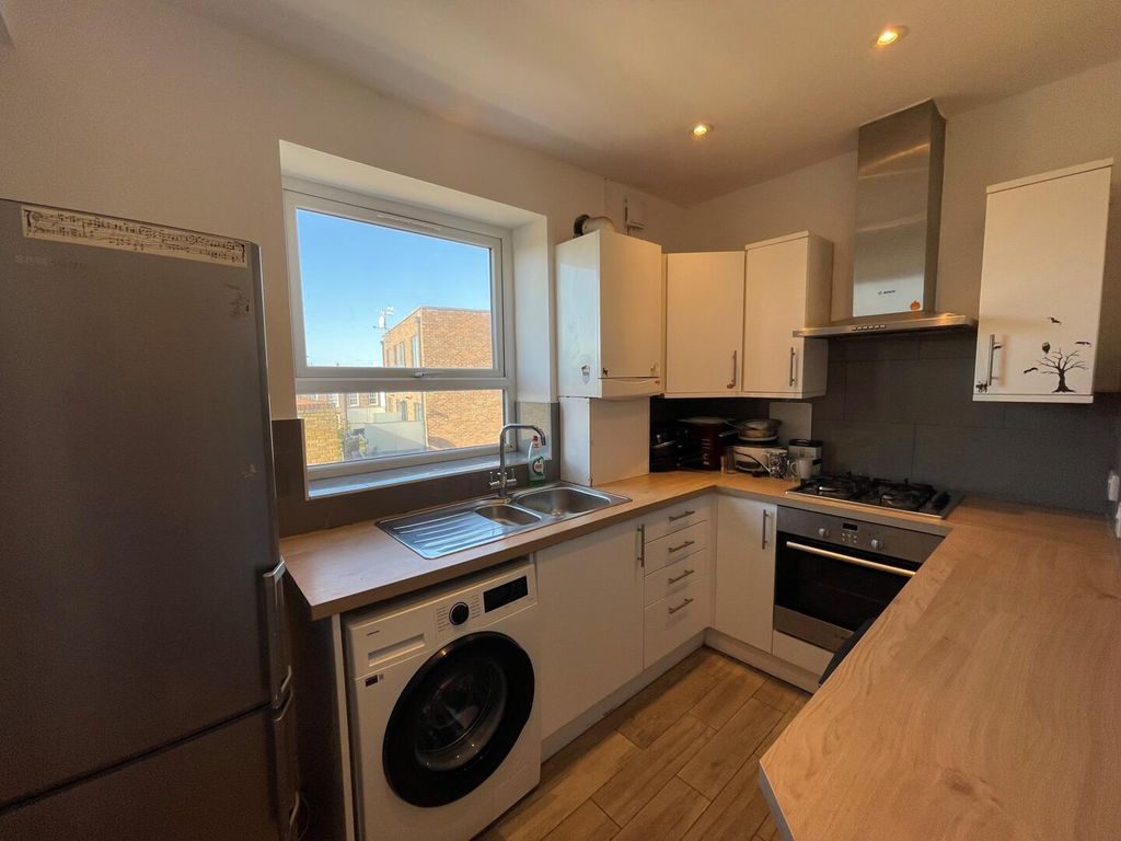 Property photo 2 of 7 Kitchen