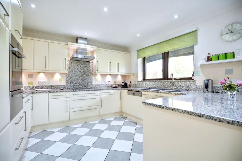 Property photo 3 of 28