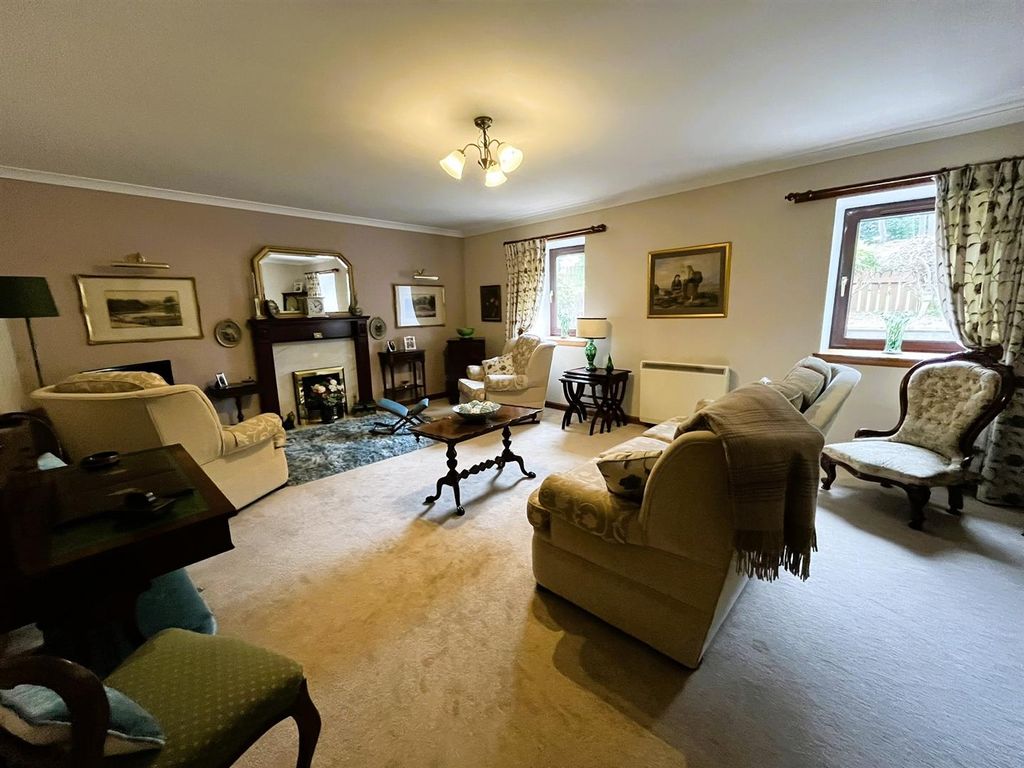 Property photo 3 of 19 Lounge