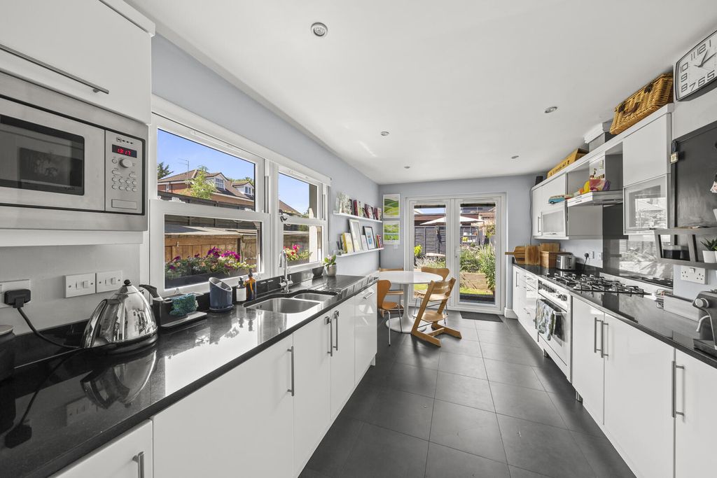 Property photo 3 of 18 Kitchen