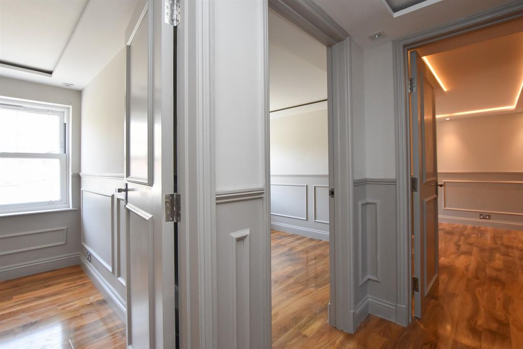 Property photo 3 of 11 Hall