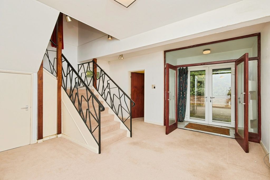 Property photo 3 of 25 Entrance Hall