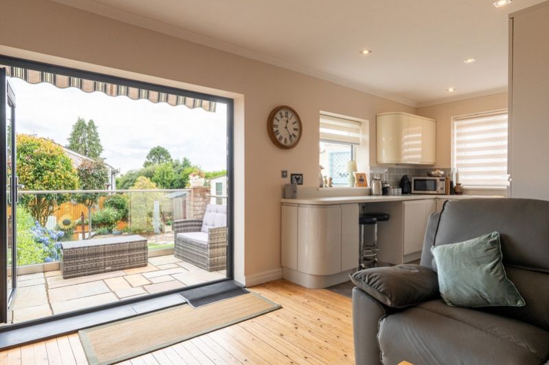 Property photo 2 of 29 Heol-Uchaf-22_F00c-57c6-F7d7-494F-1d6c-F8A9-4d7F-5