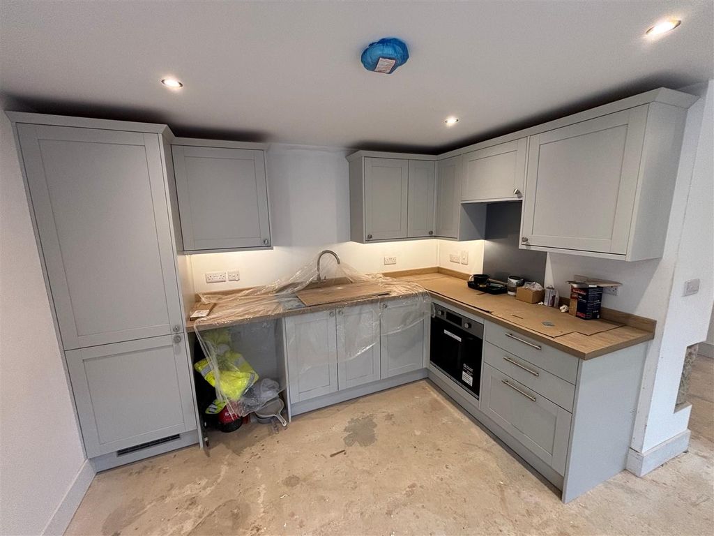 Property photo 3 of 10 Kitchen