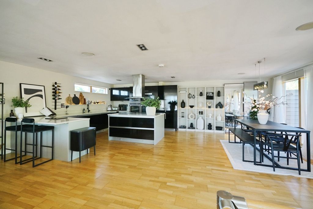 Property photo 3 of 23 Photo