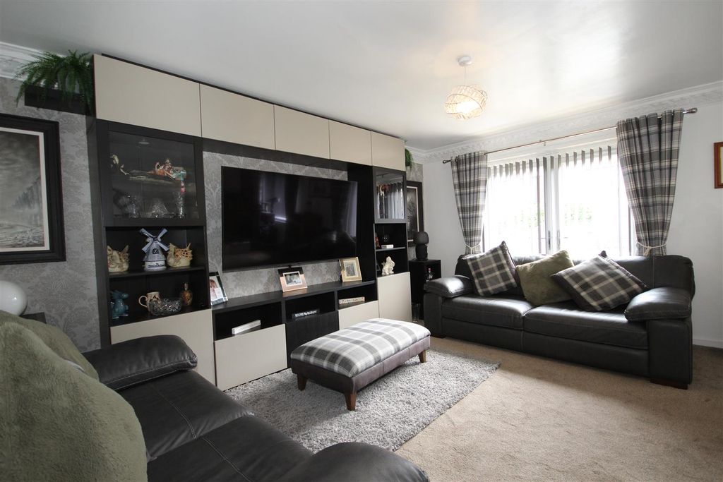 Property photo 3 of 21 Lounge