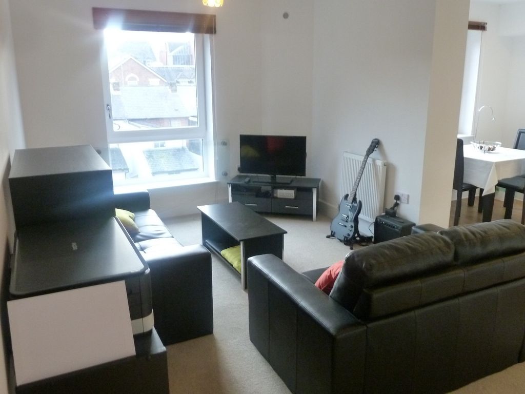 Property photo 3 of 7 Living 2