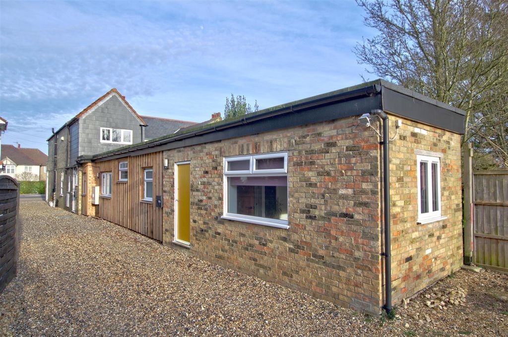 Property photo 1 of 8 Shelford Road, Trumpington
