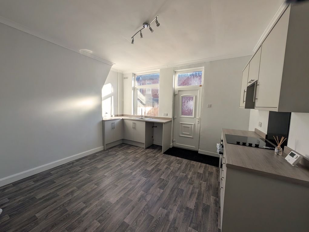 Property photo 3 of 10 Kitchen 