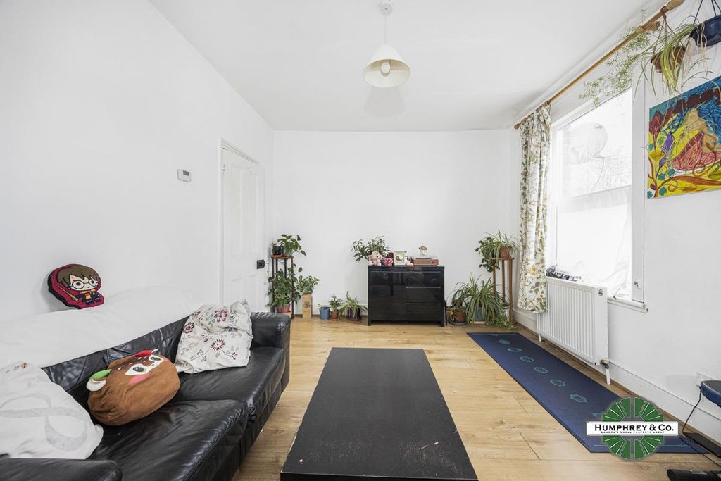 Property photo 2 of 10 41B  Leonard Road, Forest Gate -009.Jpg