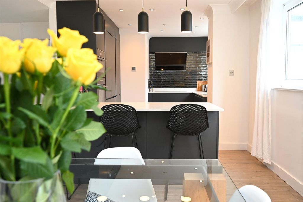 Property photo 1 of 29 Breakfastbar.Jpg