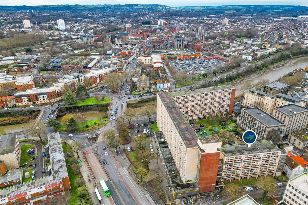 Property photo 3 of 28 17 Underdown House, Guinea Street, Redcliffe, Bris