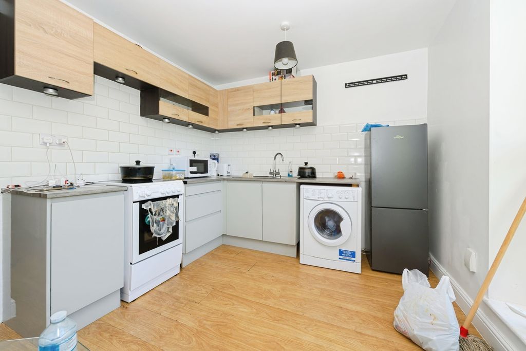 Property photo 3 of 10 Lounge/Kitchen