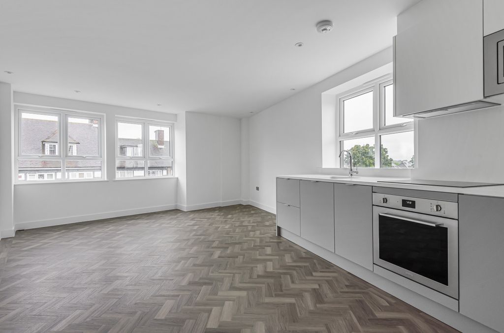 Property photo 1 of 8 Lounge &amp; Kitchen
