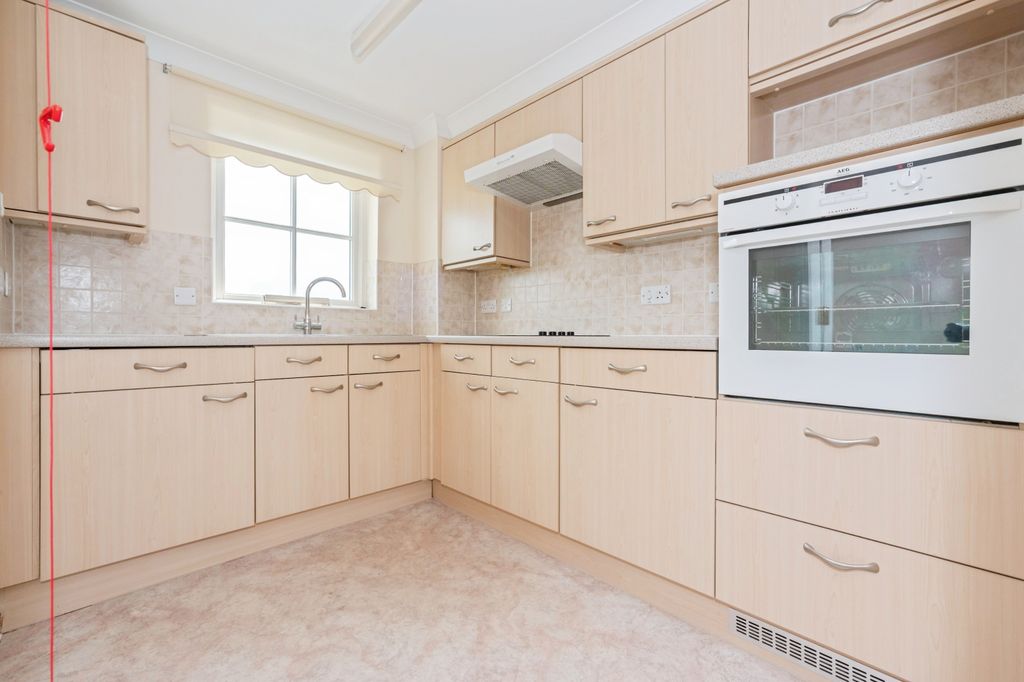 Property photo 3 of 10 Kitchen