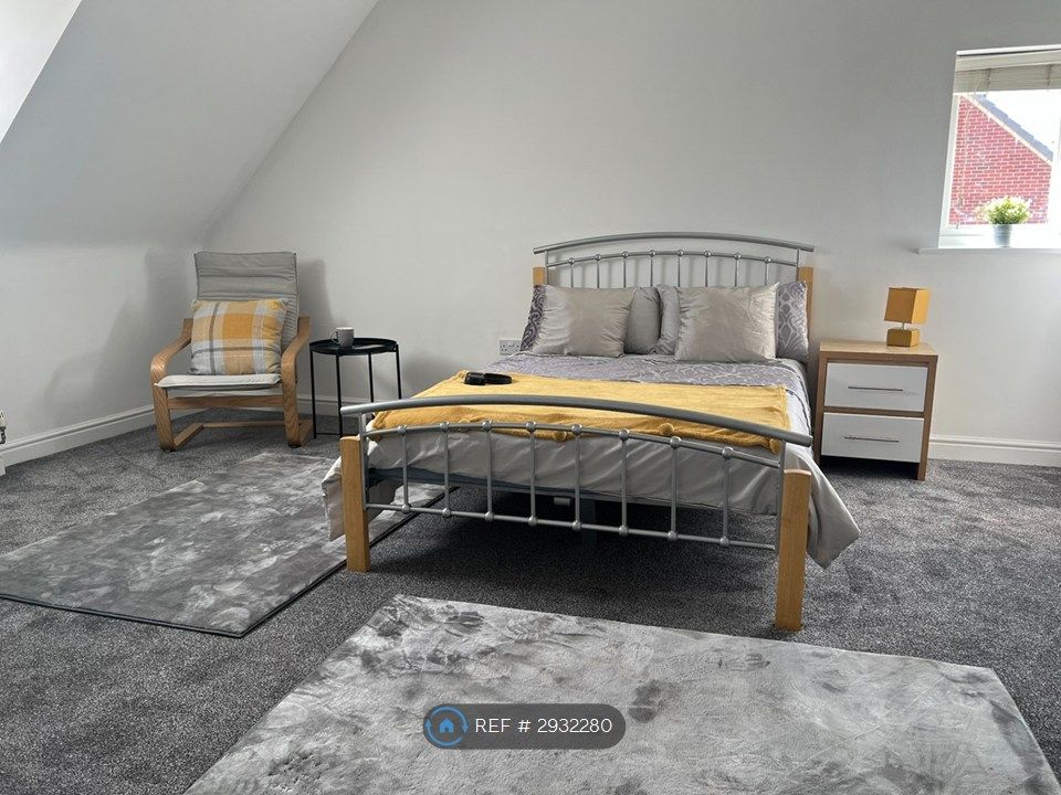 Property photo 1 of 6 Spacious Light Filled Top-Floor Room