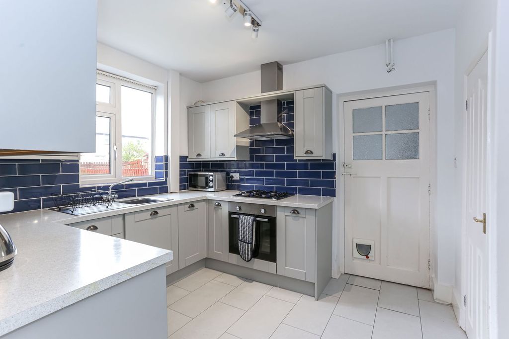 Property photo 2 of 31