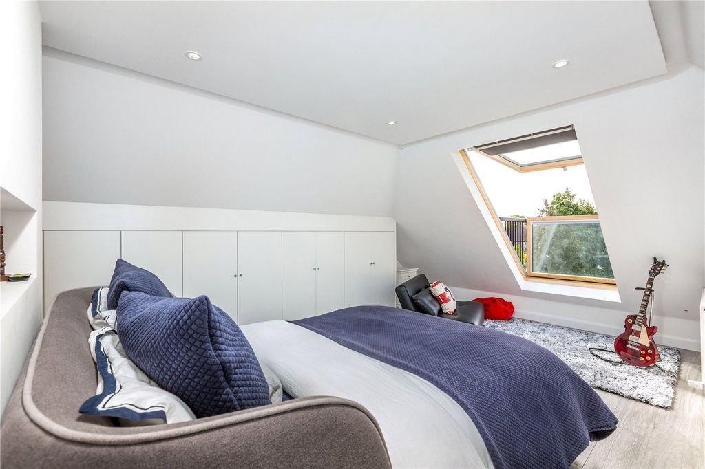 Property photo 3 of 28 Bedroom