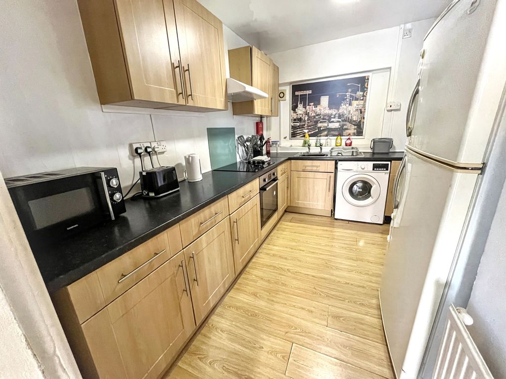 Property photo 2 of 17 Underh9034875820260716235258_20260716-Interior-6-Lgntwwavgzyz7M0Djpeg_8We0V.Jpg