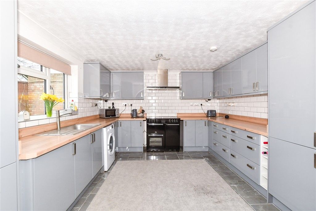 Property photo 3 of 17 Kitchen/Breakfast Area