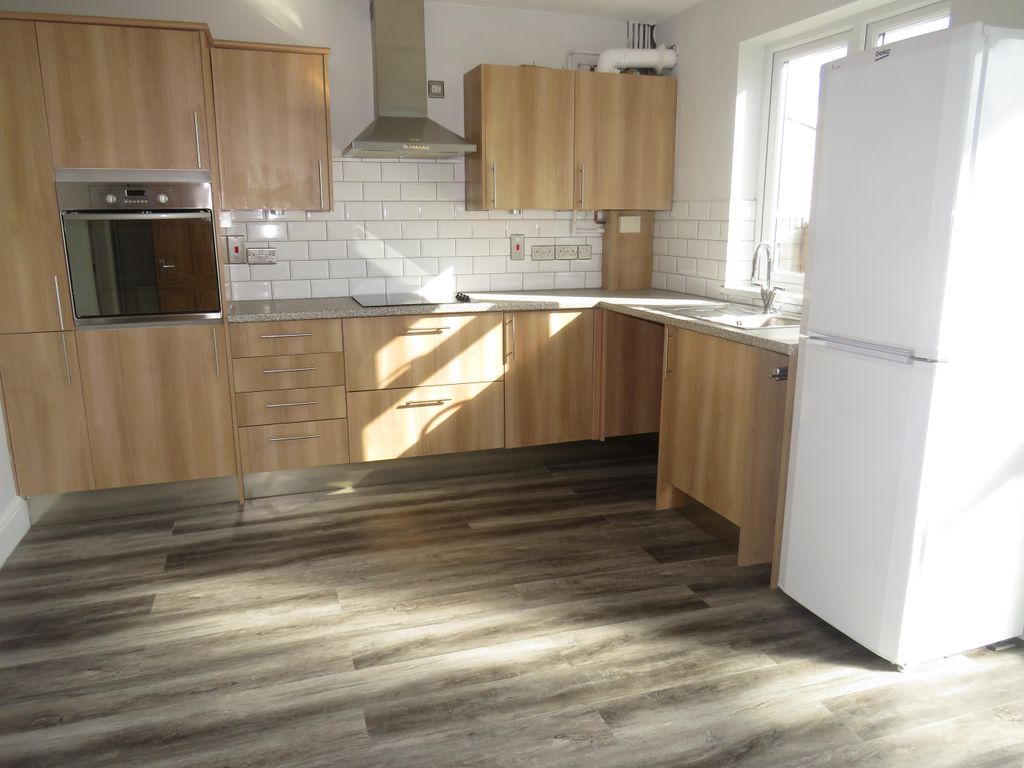 Property photo 3 of 10 Kitchen