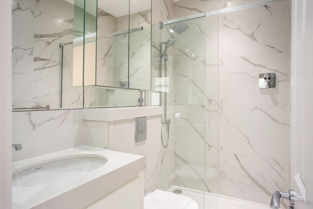 Property photo 2 of 8 Bathroom.Jpg