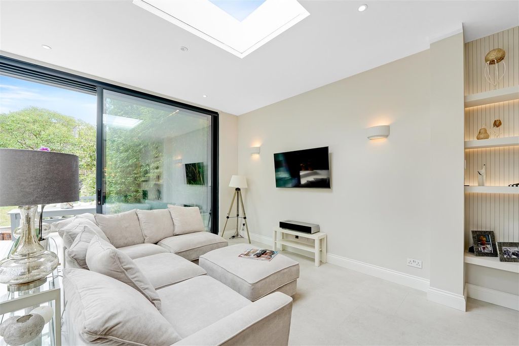 Property photo 2 of 15 06-027A83629-Ap-J2Iz6V-9 Vallis Way-16.Jpg