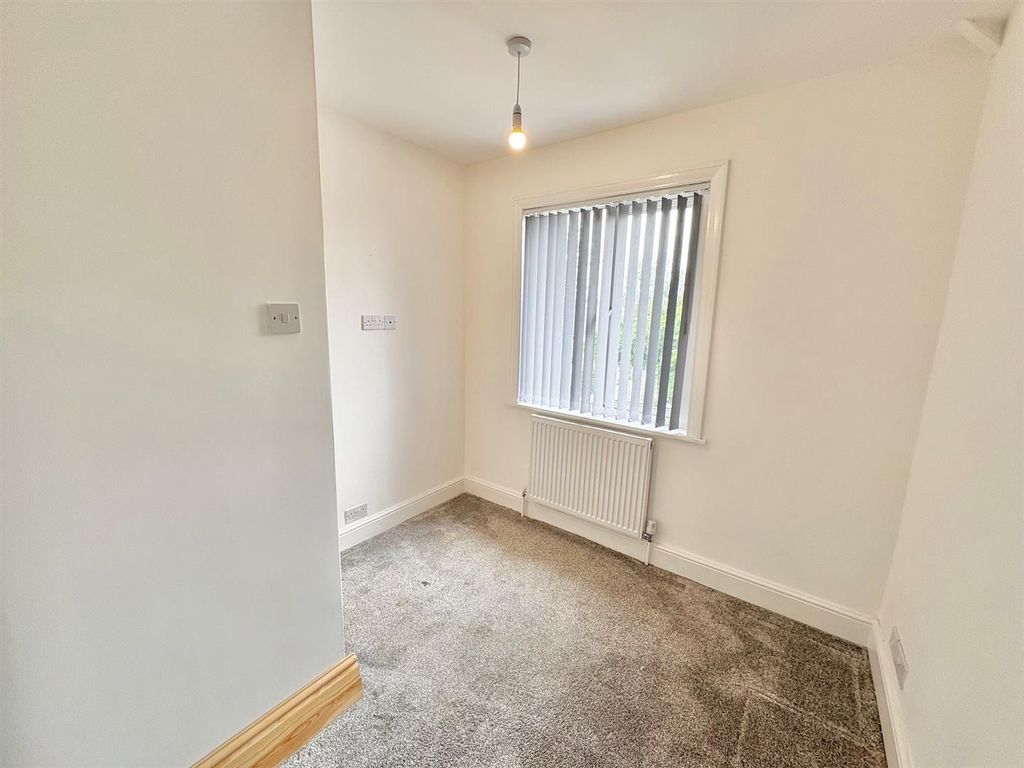 Property photo 3 of 13 Bed 1.Jpg