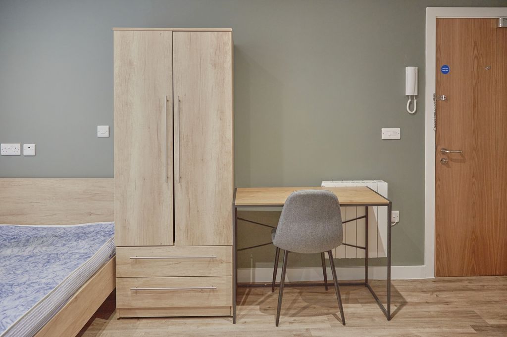 Property photo 1 of 4 A Modern And Tidy Double Bedroom Featuring A Fitte...