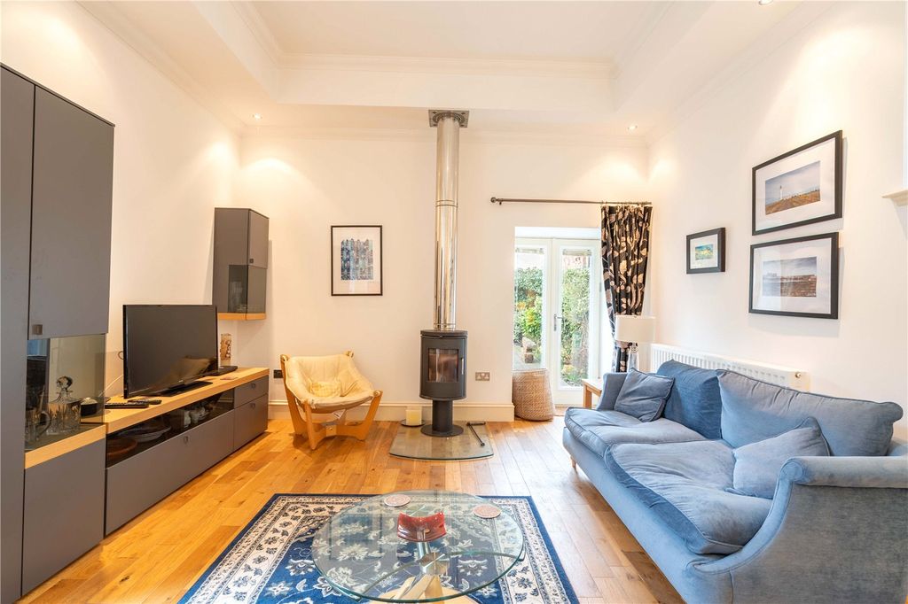 Property photo 2 of 26 11 Temple Mains