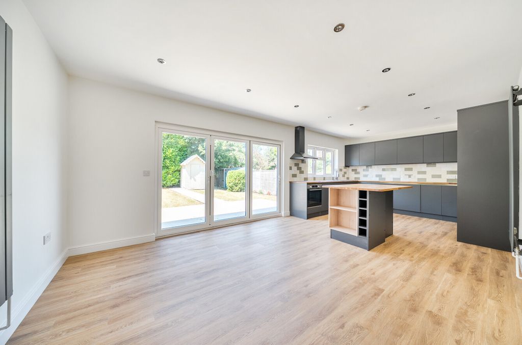 Property photo 3 of 11 1485515-20-6A50Ec...