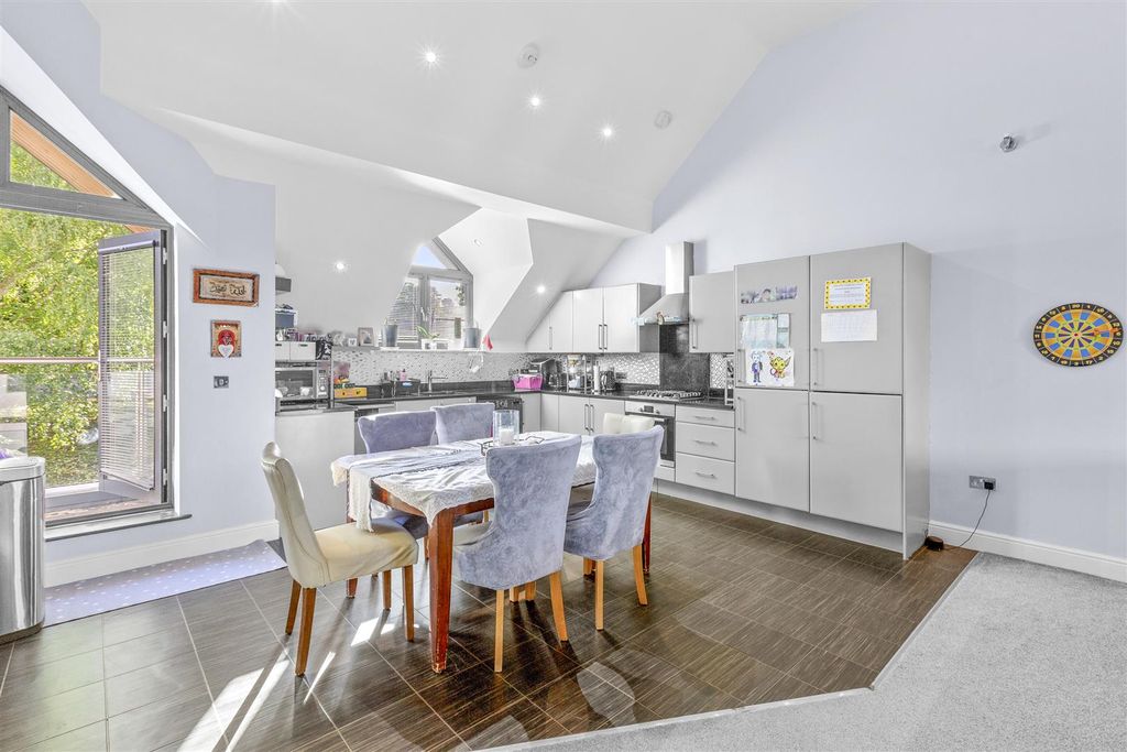 Property photo 2 of 18 Flat 10, 142, Kingsmead Road, Hp11 1Jb-12.Jpg