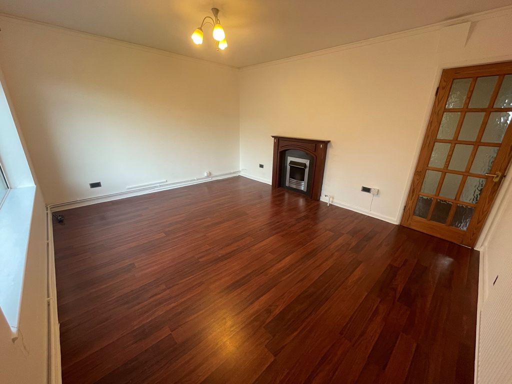 Property photo 3 of 10 Livingroom