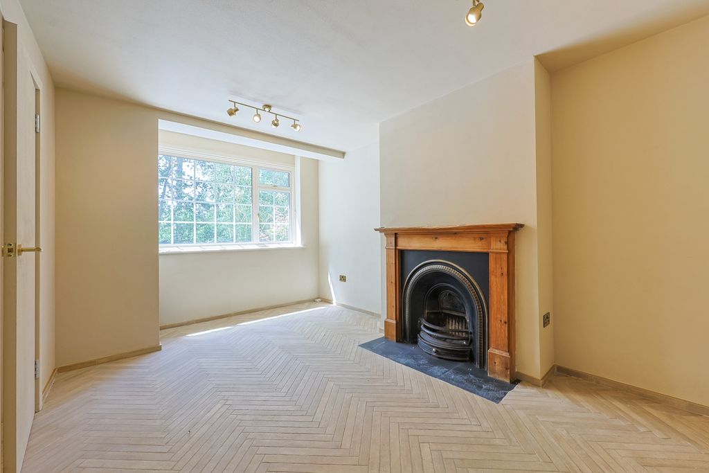 Property photo 1 of 23 Newly Refurbished 2 Bedroom Flat To Let – 533 Commonside East, Mitcham, Cr4 1Hh
