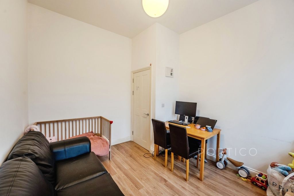 Property photo 3 of 8 Pbox-Img.Jpg