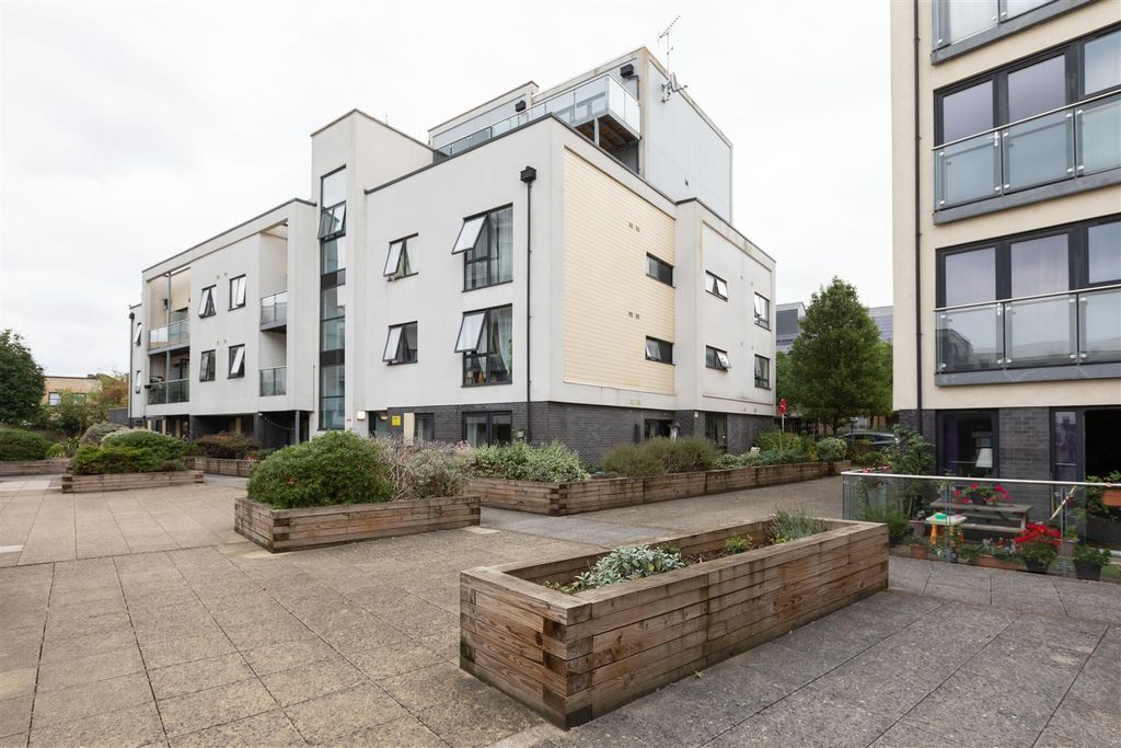 Property photo 1 of 29 Hillyfield, E17