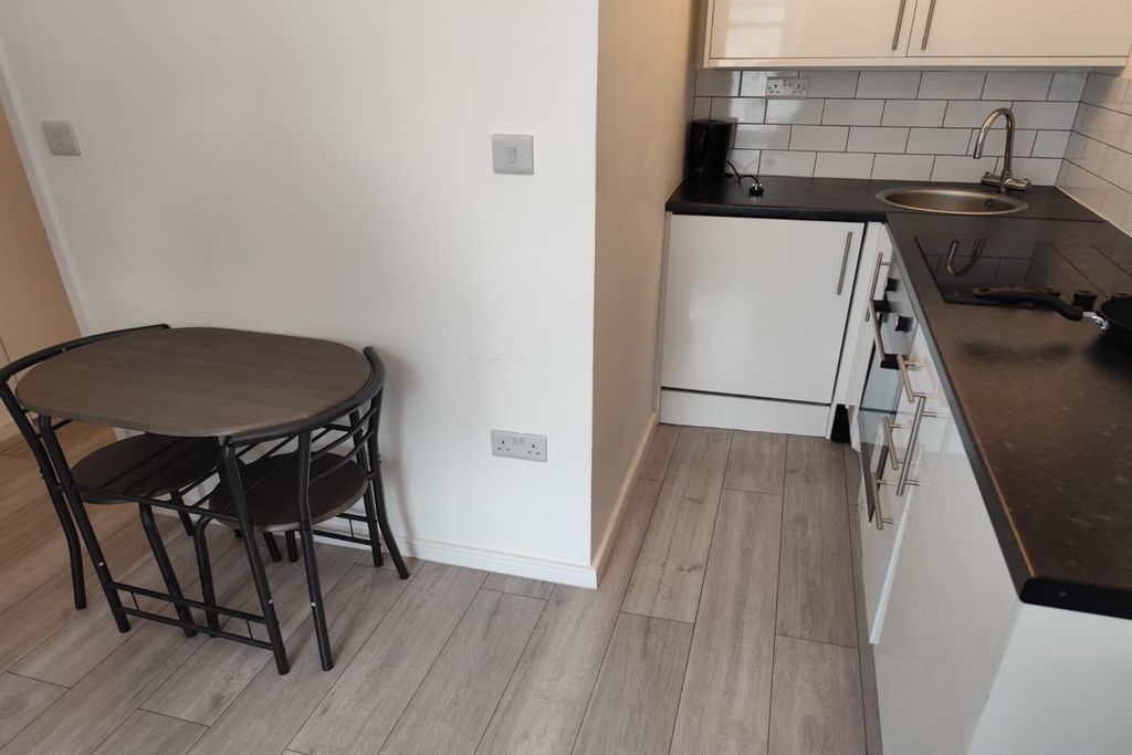 Property photo 1 of 10 (Main)