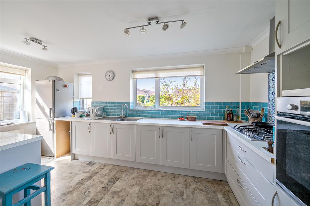 Property photo 3 of 18 Kitchen