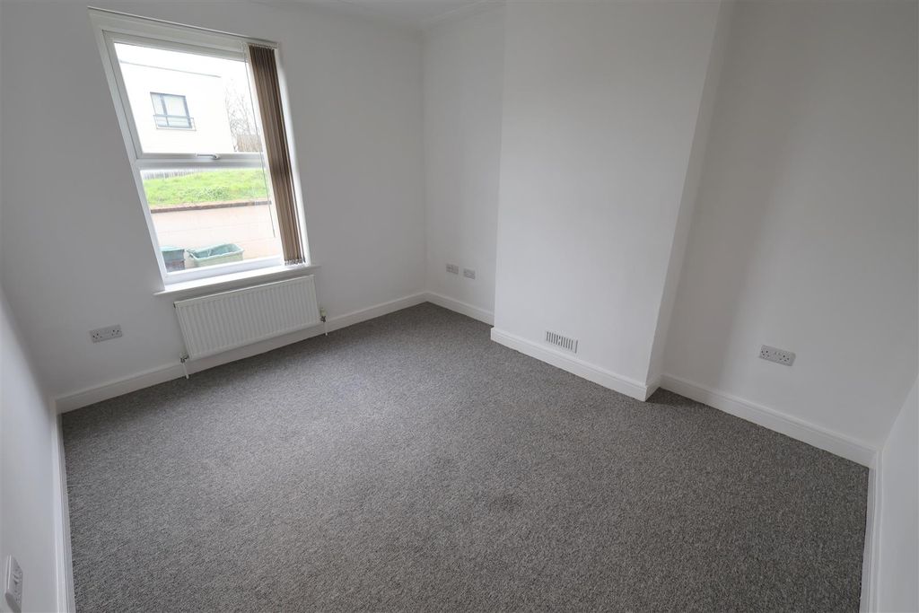 Property photo 3 of 23 Bp Lounge.Jpg