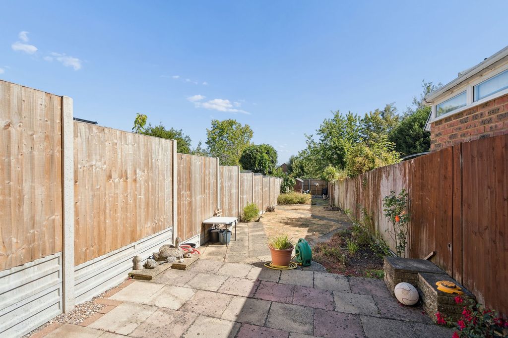 Property photo 2 of 12 Garden