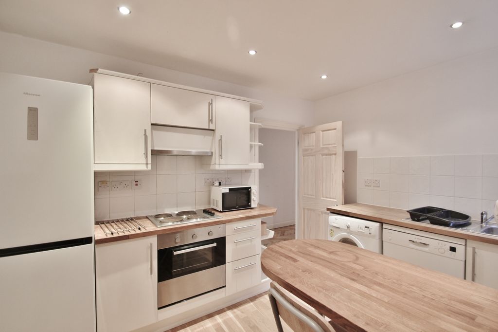 Property photo 1 of 14 Photo 8