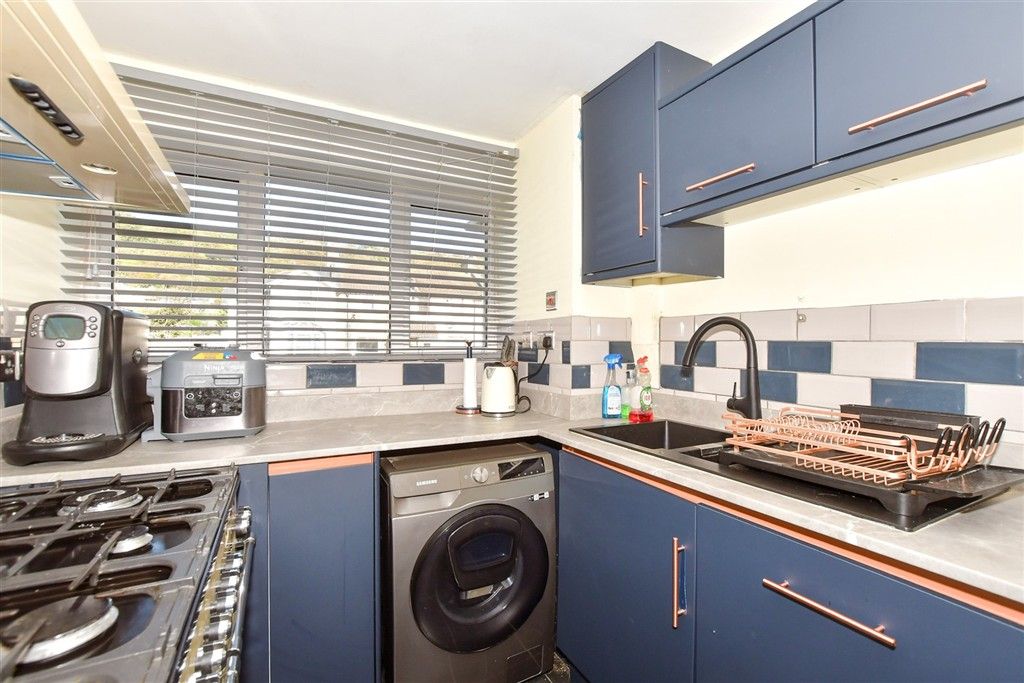 Property photo 3 of 10 Kitchen